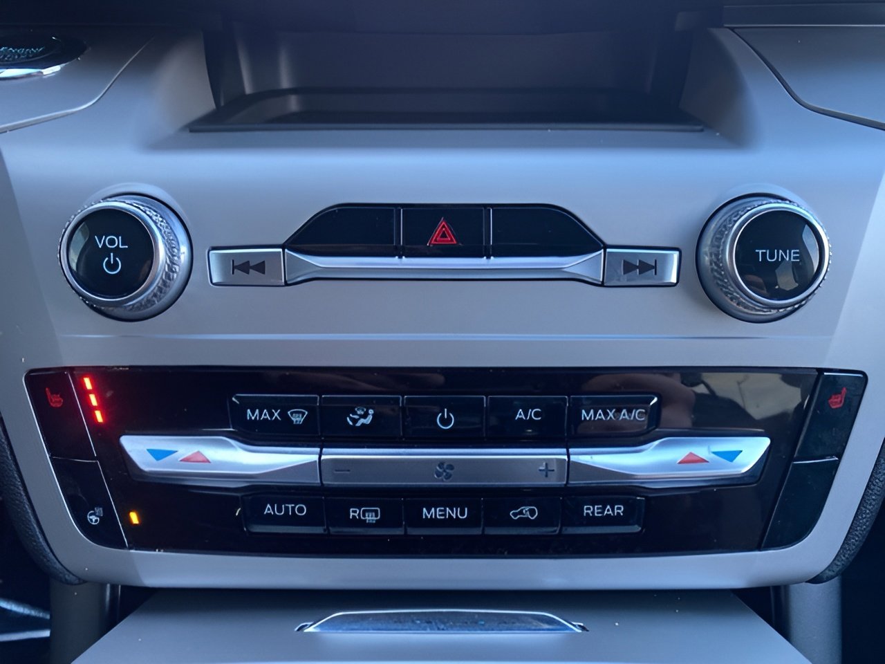 Certified 2024 Ford Explorer XLT w/ Equipment Group 202A image 20