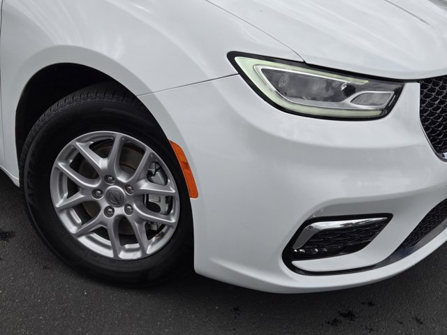 Used 2024 Chrysler Pacifica Touring-L FWD image 9