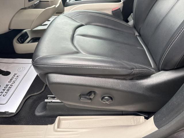 Used 2023 Chrysler Pacifica Touring-L FWD image 7