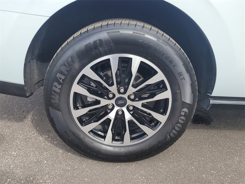 Certified 2025 Ford Expedition Platinum image 5