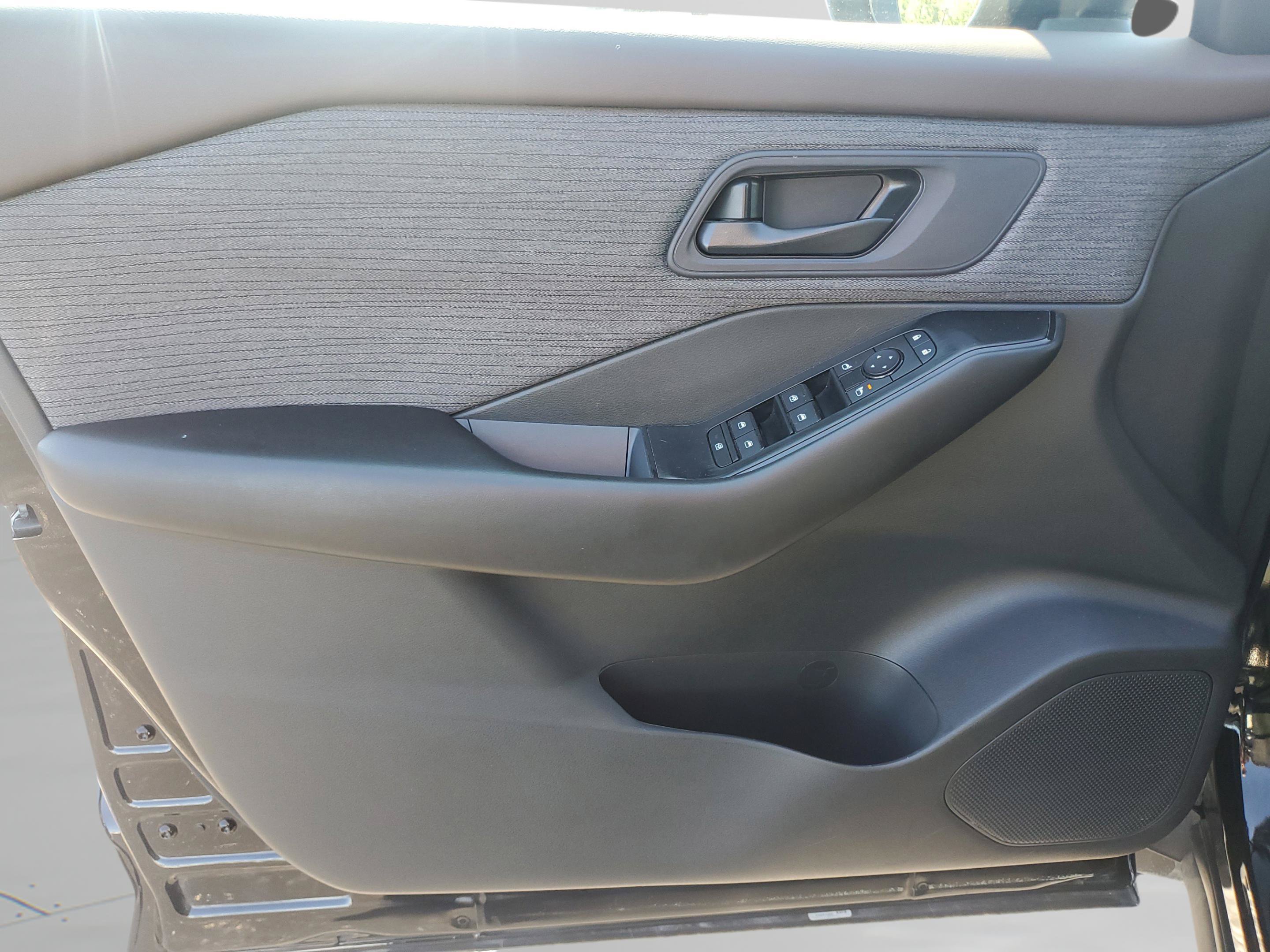 Used 2023 Nissan Rogue S FWD image 17