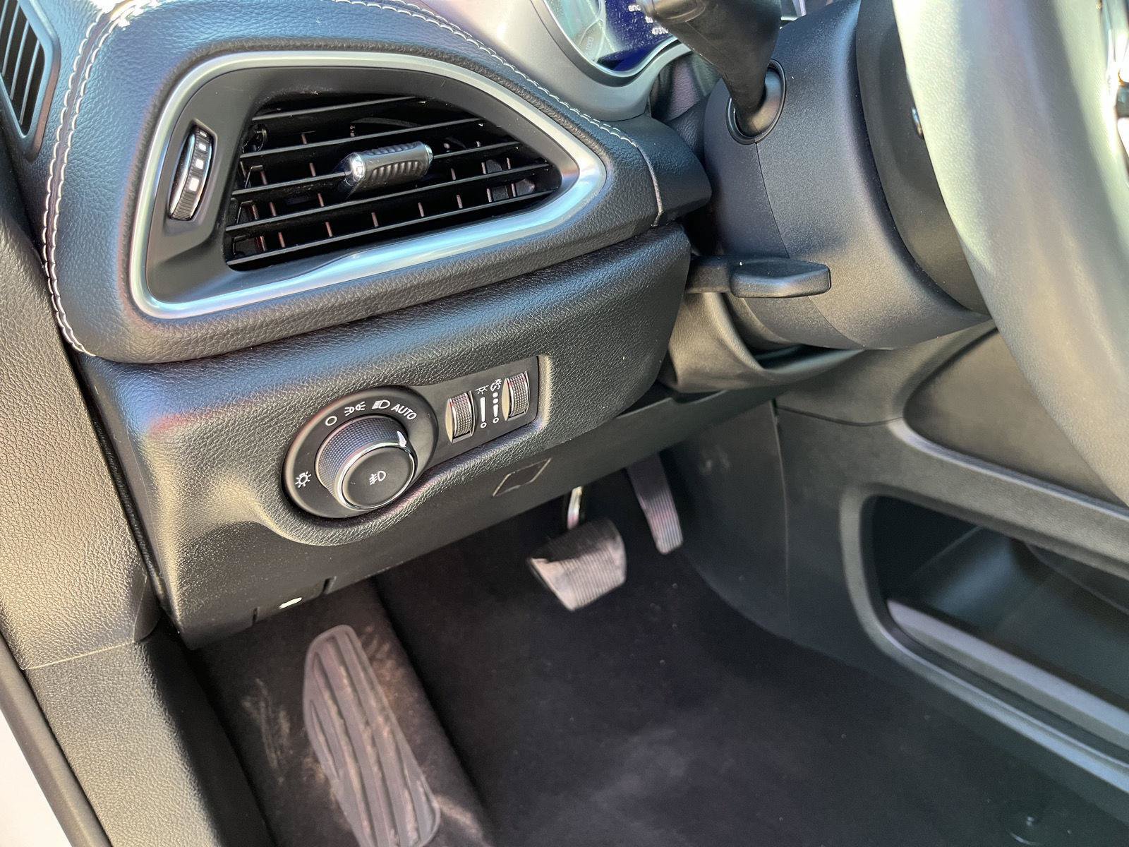 Used 2025 Chrysler Pacifica Limited FWD image 15