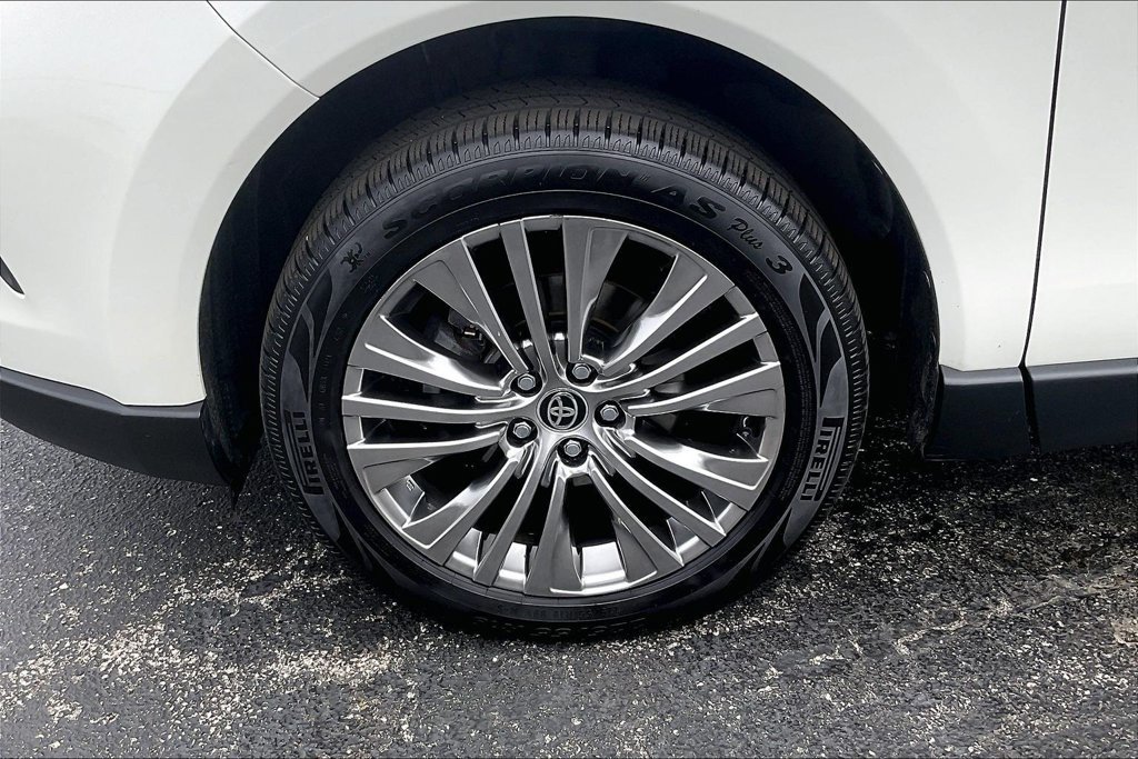 Used 2022 Toyota Venza XLE AWD/4WD image 8