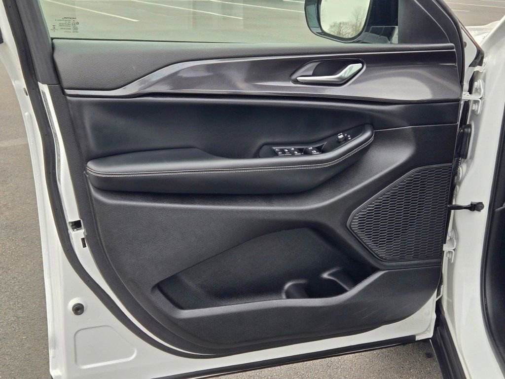 Used 2023 Jeep Grand Cherokee Altitude image 21