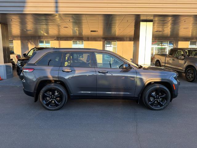 Used 2023 Jeep Grand Cherokee Altitude image 8