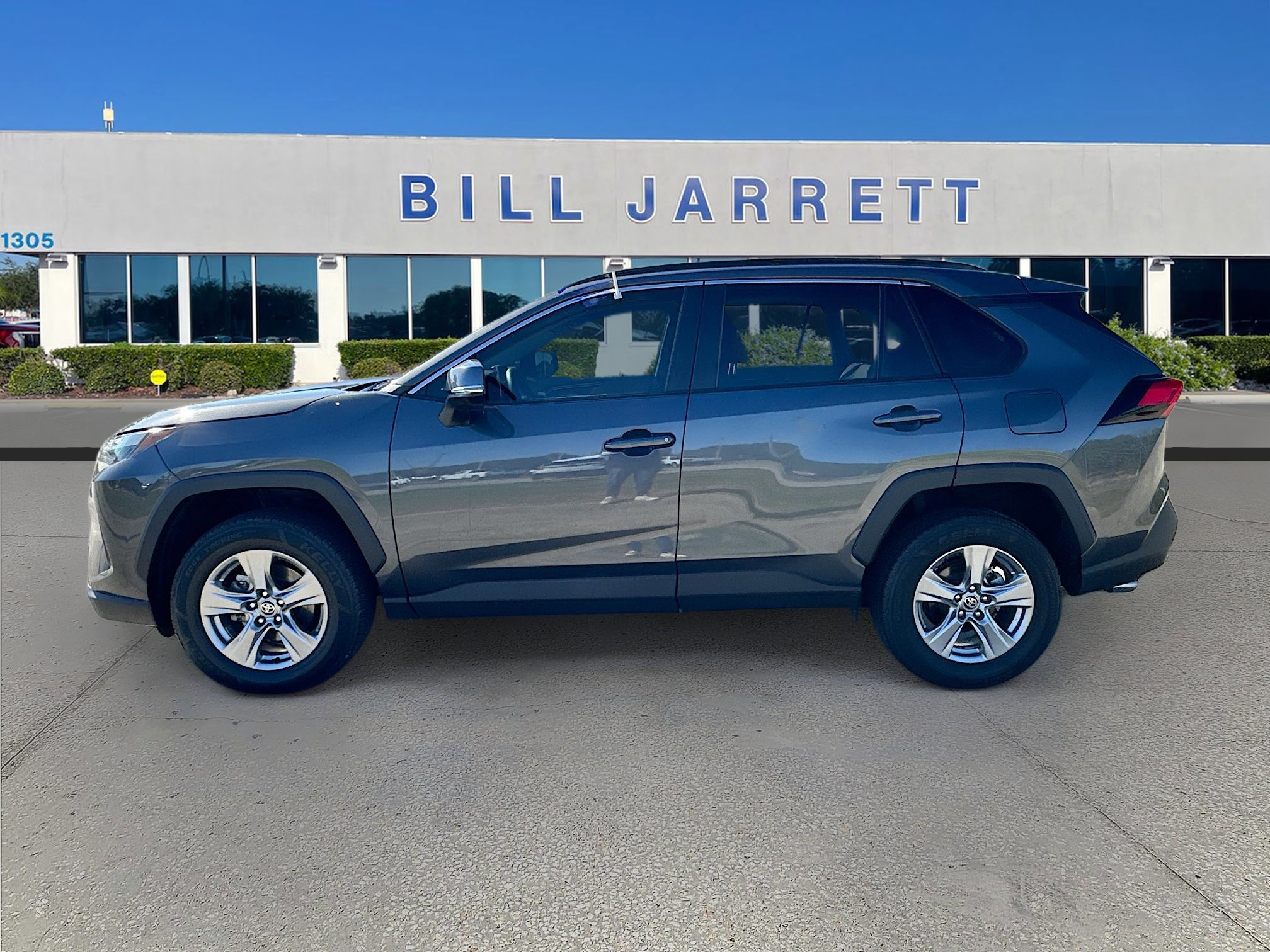 Used 2023 Toyota RAV4 XLE w/ Convenience Package image 2