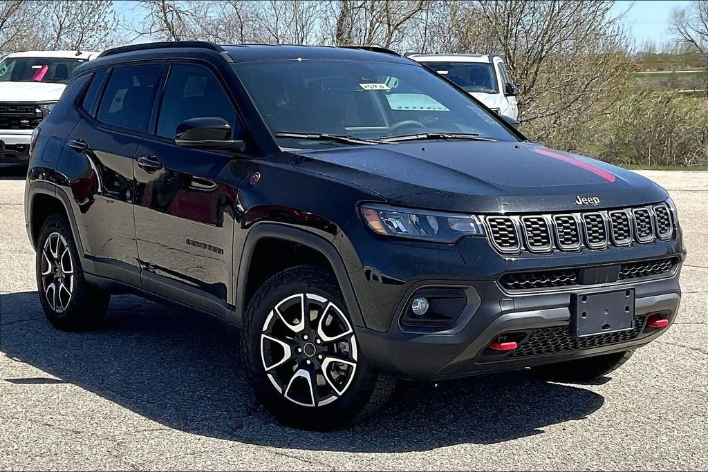 Used 2025 Jeep Compass Trailhawk AWD/4WD image 1