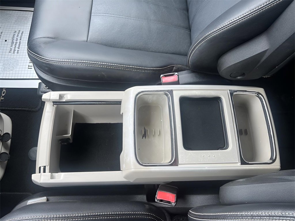 Used 2016 Chrysler Town & Country Touring image 30