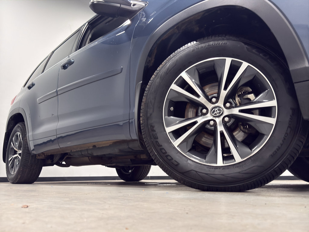 Used 2017 Toyota Highlander LE image 2