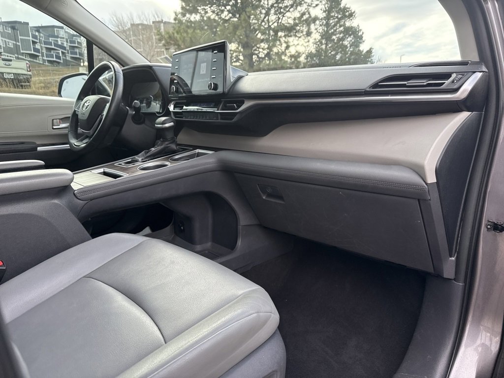 Used 2021 Toyota Sienna XLE image 33