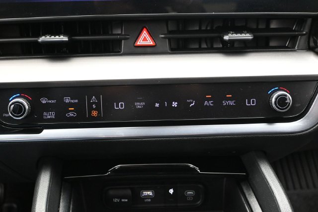 Used 2025 Kia Sportage EX AWD/4WD image 23