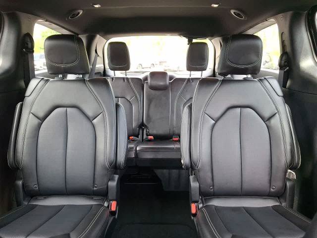 Used 2025 Chrysler Pacifica Select FWD image 13