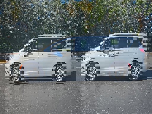 Used 2024 Chrysler Pacifica Touring-L image 9