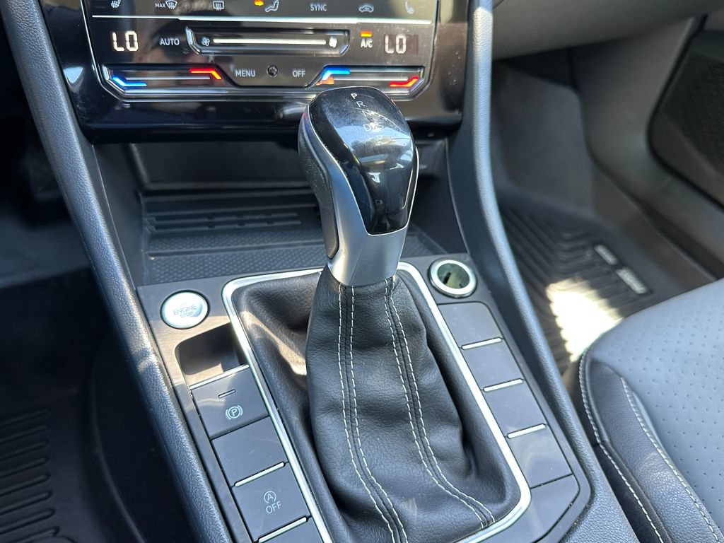 Used 2025 Volkswagen Jetta SE w/ Sunroof Package FWD image 32