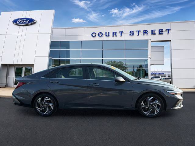Used 2025 Hyundai Elantra SEL FWD image 4
