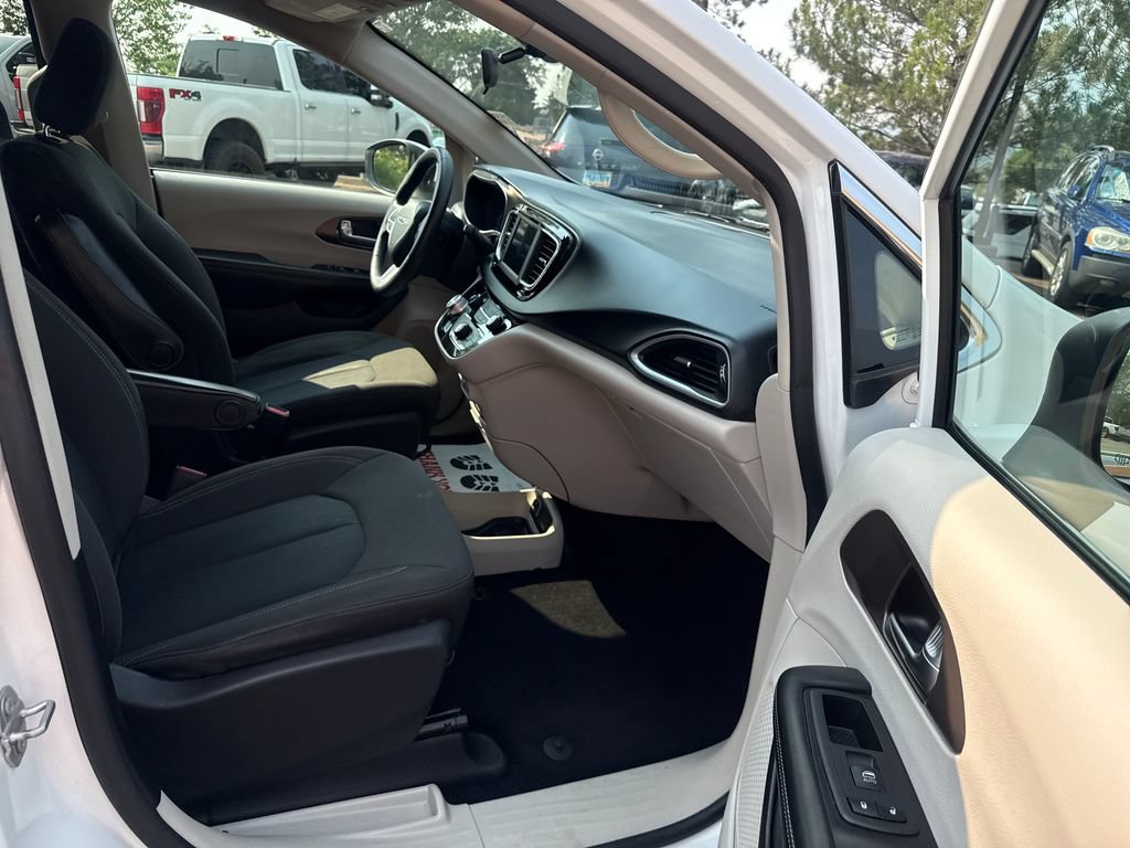 Used 2020 Chrysler Voyager L FWD image 29