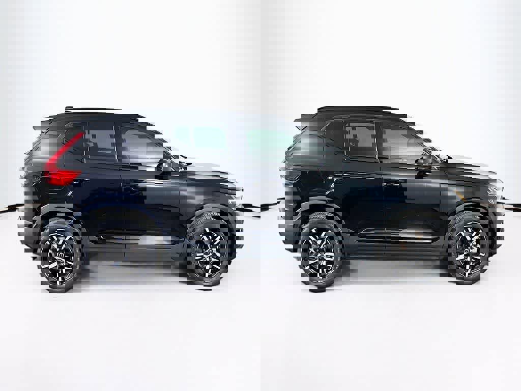 Used 2023 Volvo XC40 B5 Plus image 6