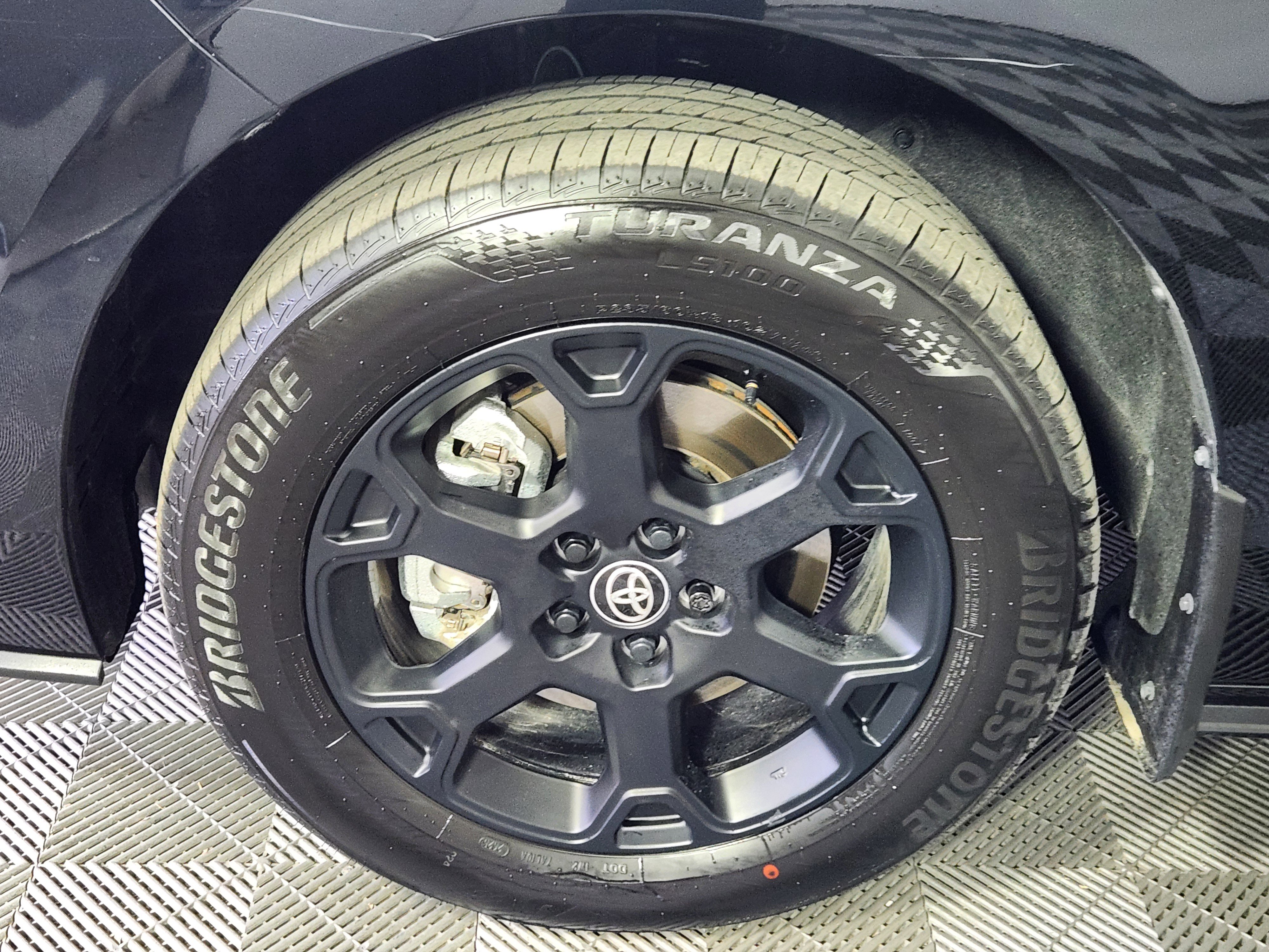 Used 2025 Toyota Sienna XLE Woodland Edition image 9