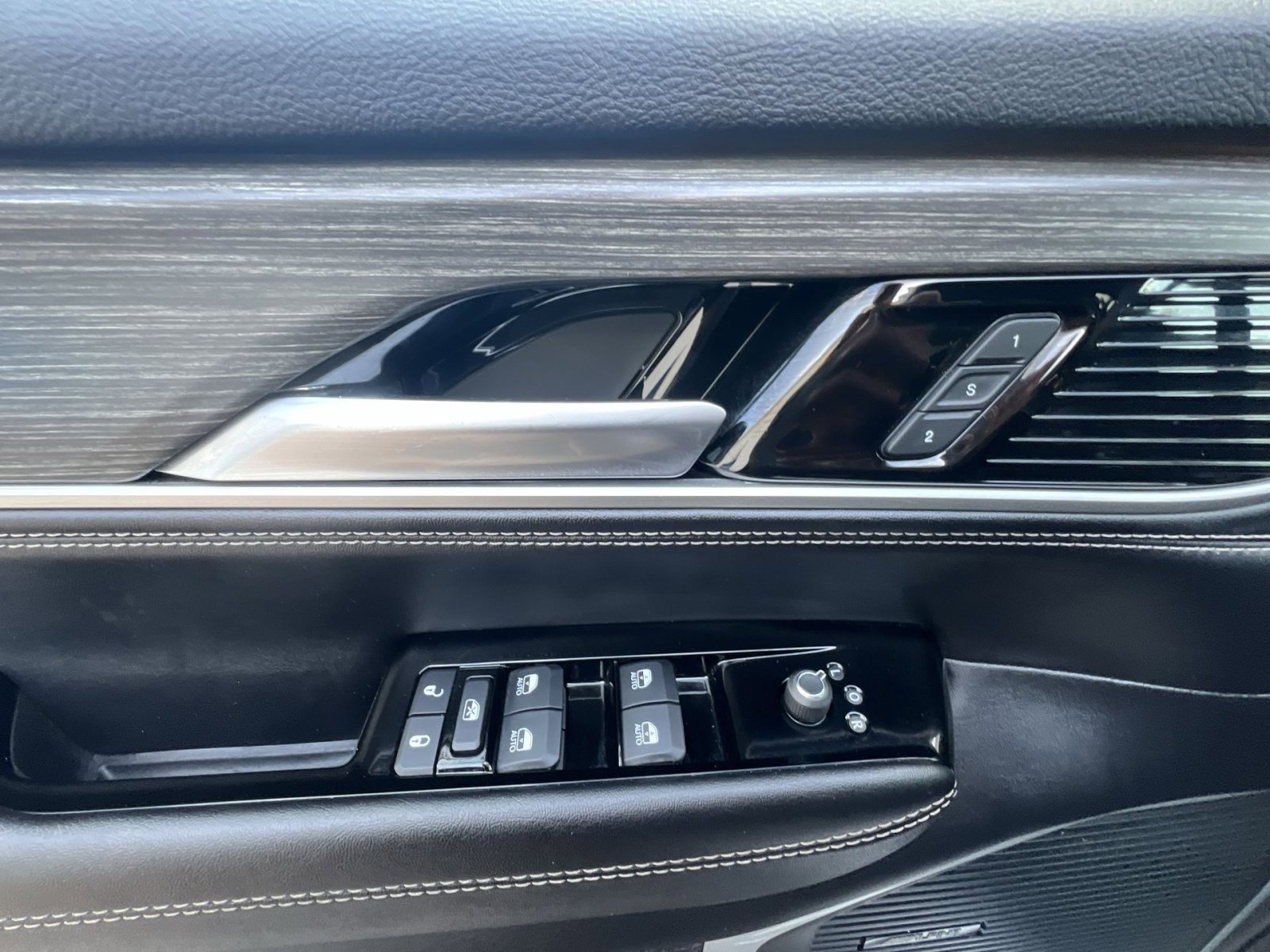Used 2024 Jeep Wagoneer Series III AWD/4WD image 23