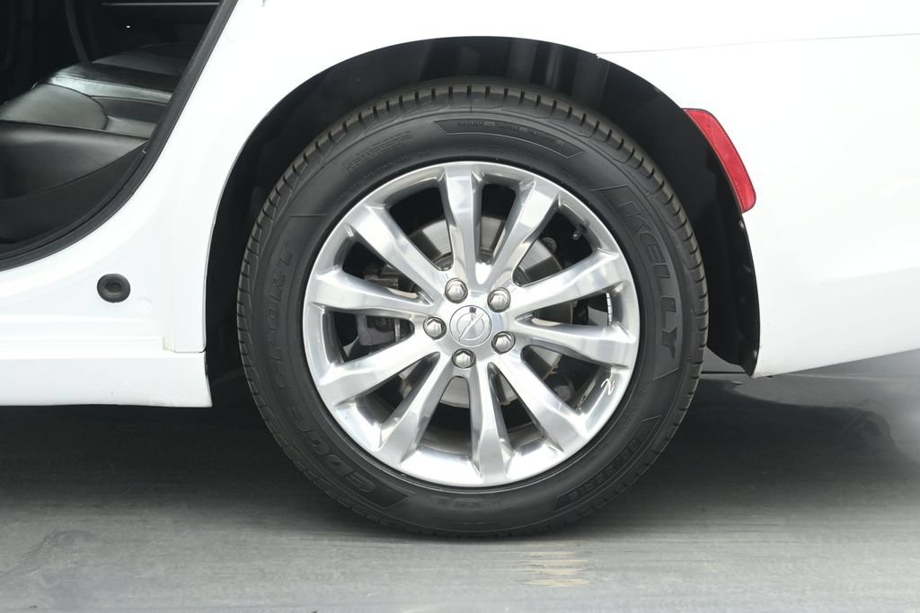 Used 2020 Chrysler 300 Limited AWD/4WD image 21