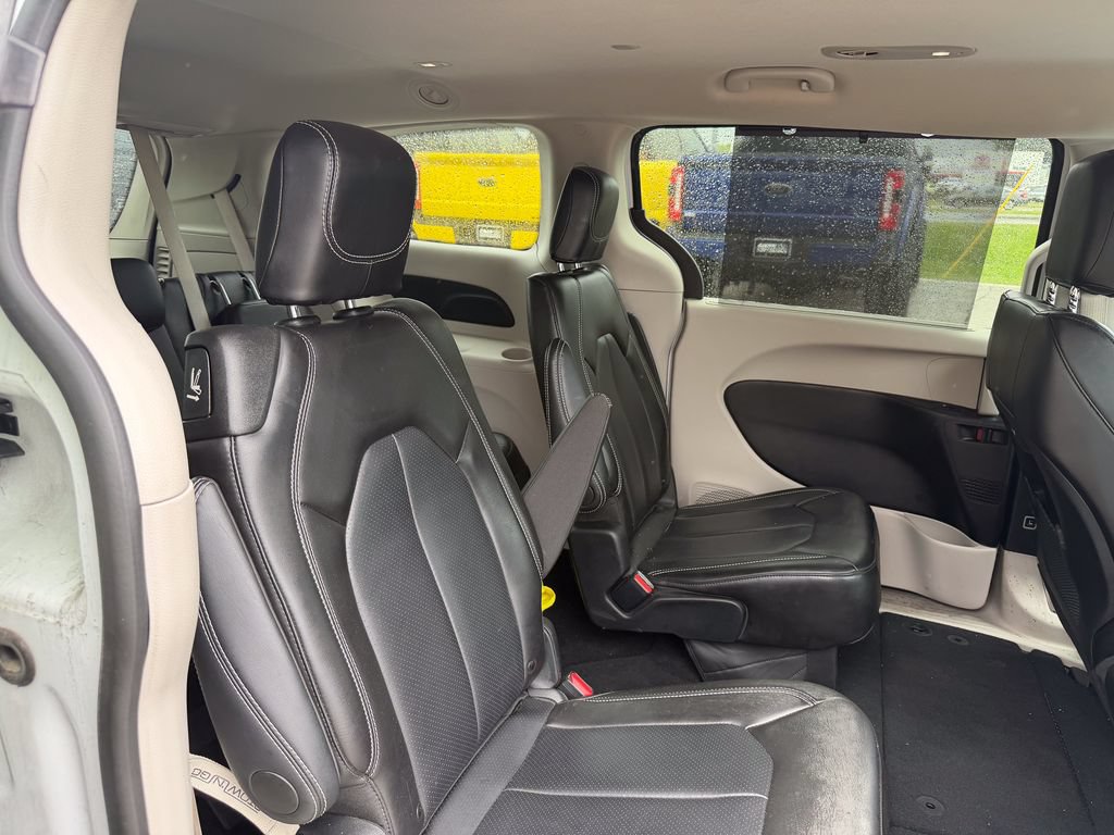 Used 2024 Chrysler Pacifica Touring-L FWD image 18