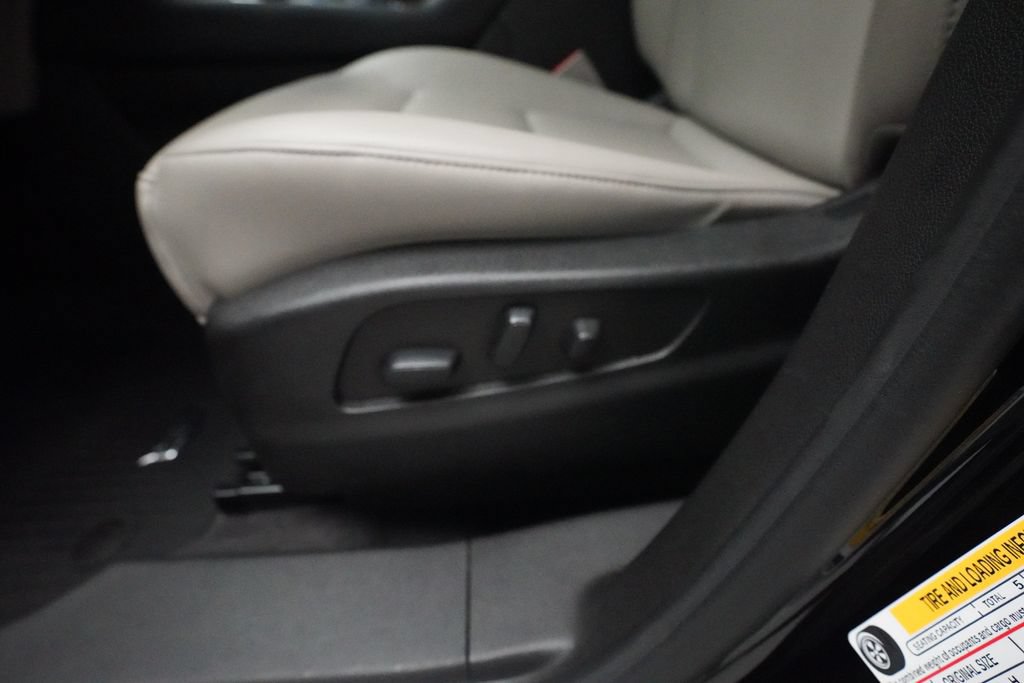 Used 2022 Cadillac XT4 Luxury w/ Cold Weather Package AWD/4WD image 29
