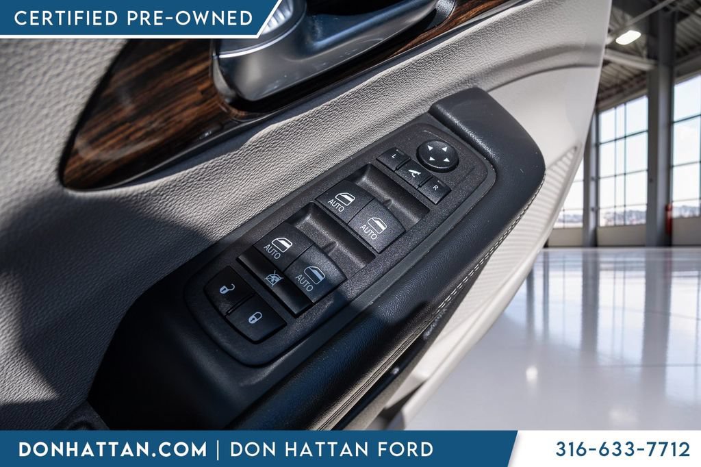 Used 2023 Chrysler Pacifica Limited FWD image 14