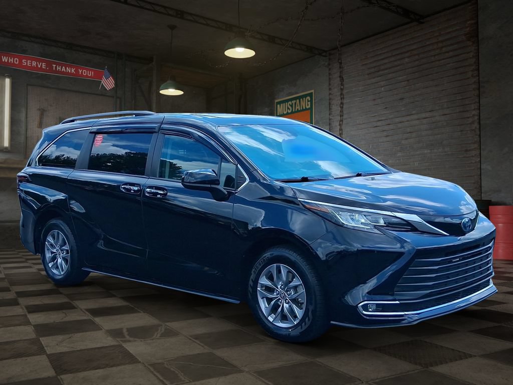 Used 2023 Toyota Sienna XLE FWD image 2