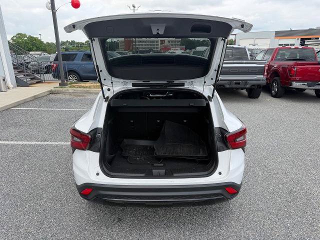 Used 2025 Chevrolet Trax RS w/ Sunroof Package FWD image 9