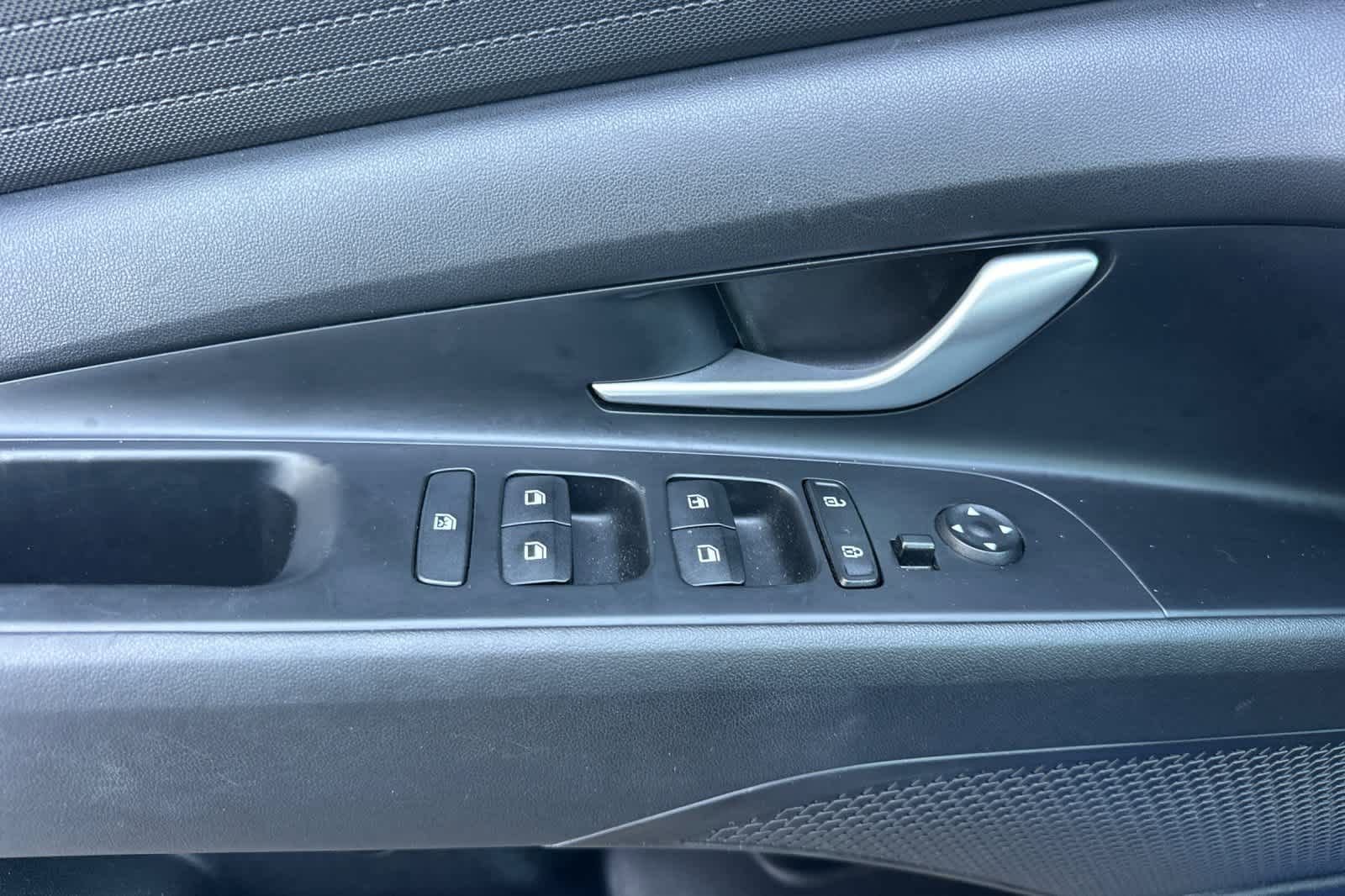 Used 2022 Hyundai Elantra SE FWD image 12