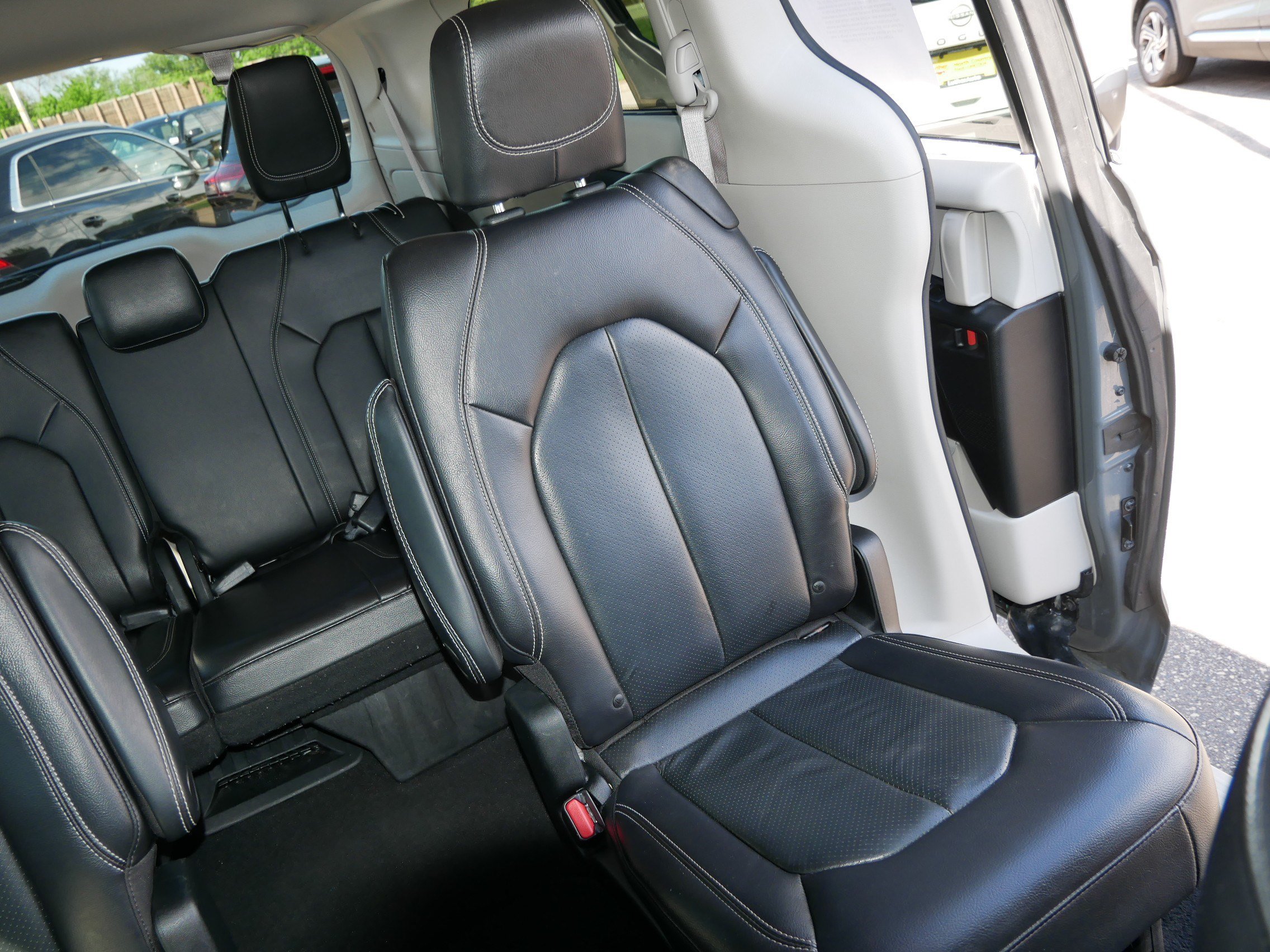 Used 2022 Chrysler Pacifica Touring-L FWD image 14