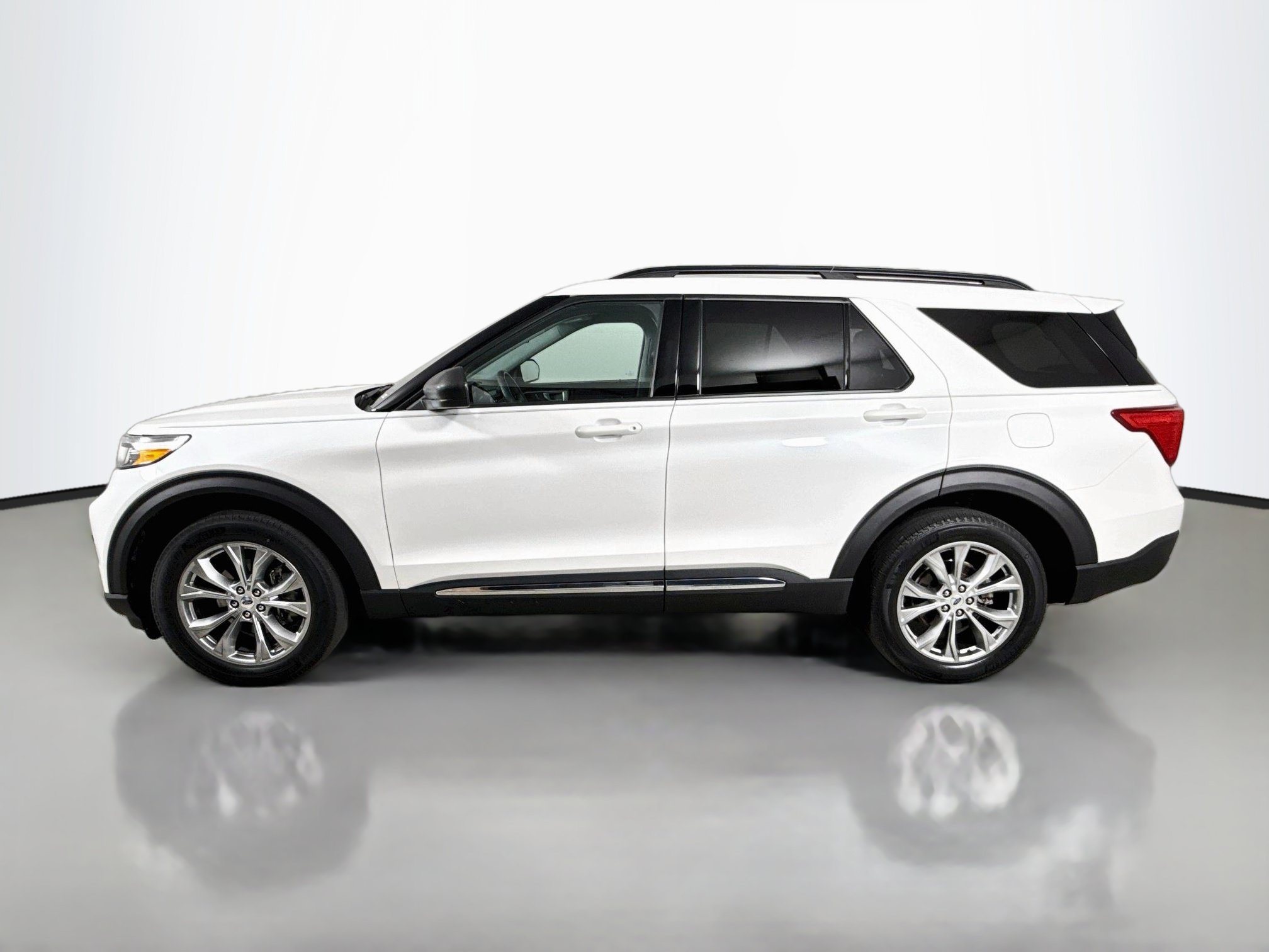 Certified 2023 Ford Explorer XLT w/ Equipment Group 202A AWD/4WD image 8