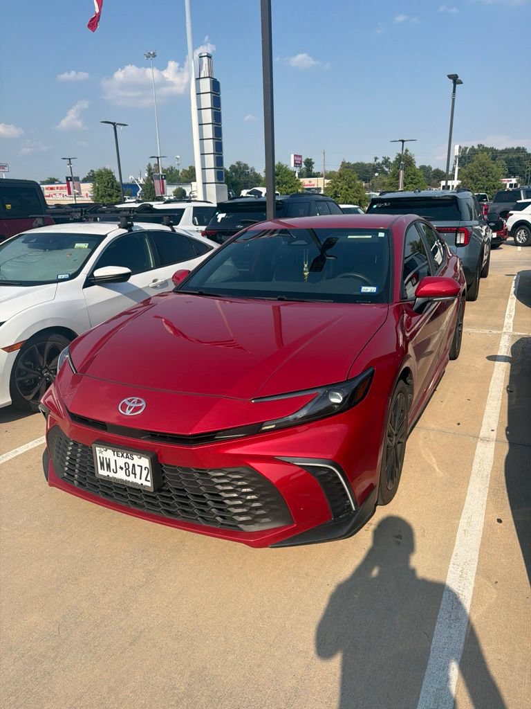 Used 2025 Toyota Camry SE w/ Convenience Package FWD image 1