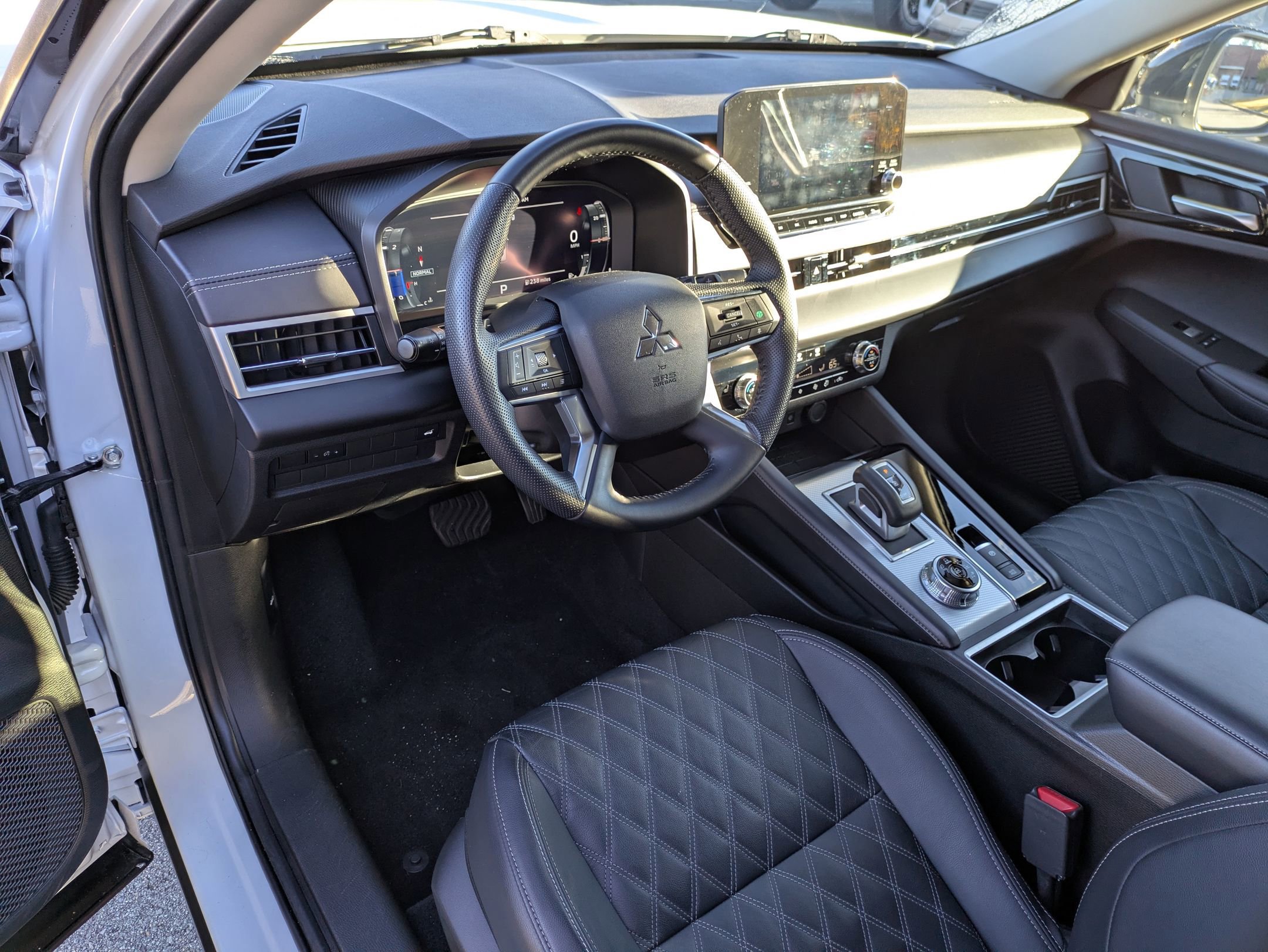 Used 2024 Mitsubishi Outlander SEL Black Edition image 14