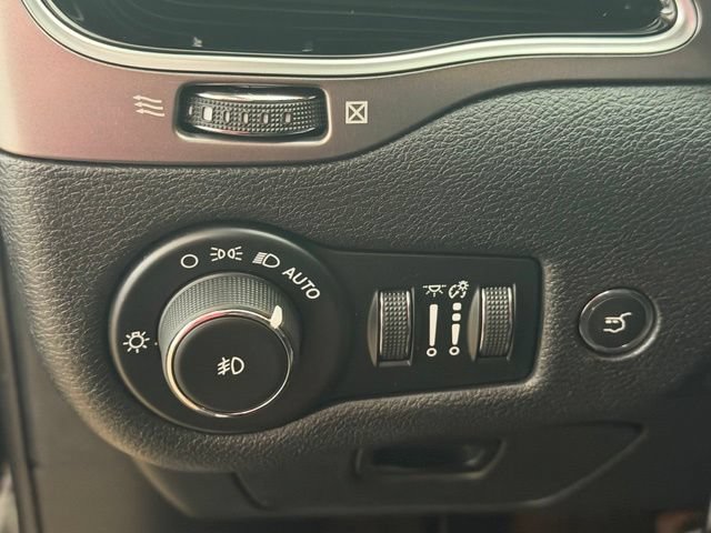 Used 2020 Jeep Cherokee Limited w/ Luxury Group AWD/4WD image 17