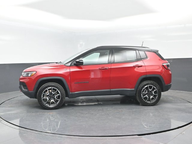 Used 2025 Jeep Compass Trailhawk AWD/4WD image 4