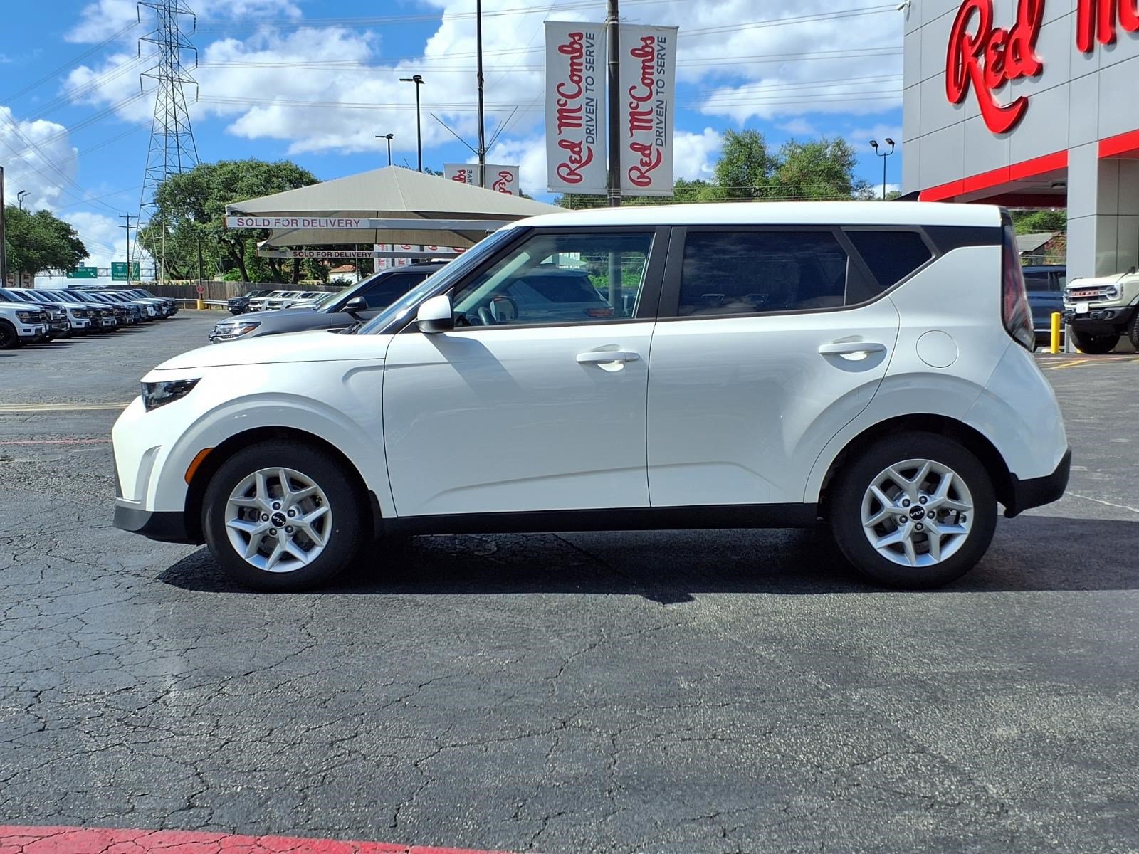 Used 2023 Kia Soul LX w/ LX Technology Package FWD image 9