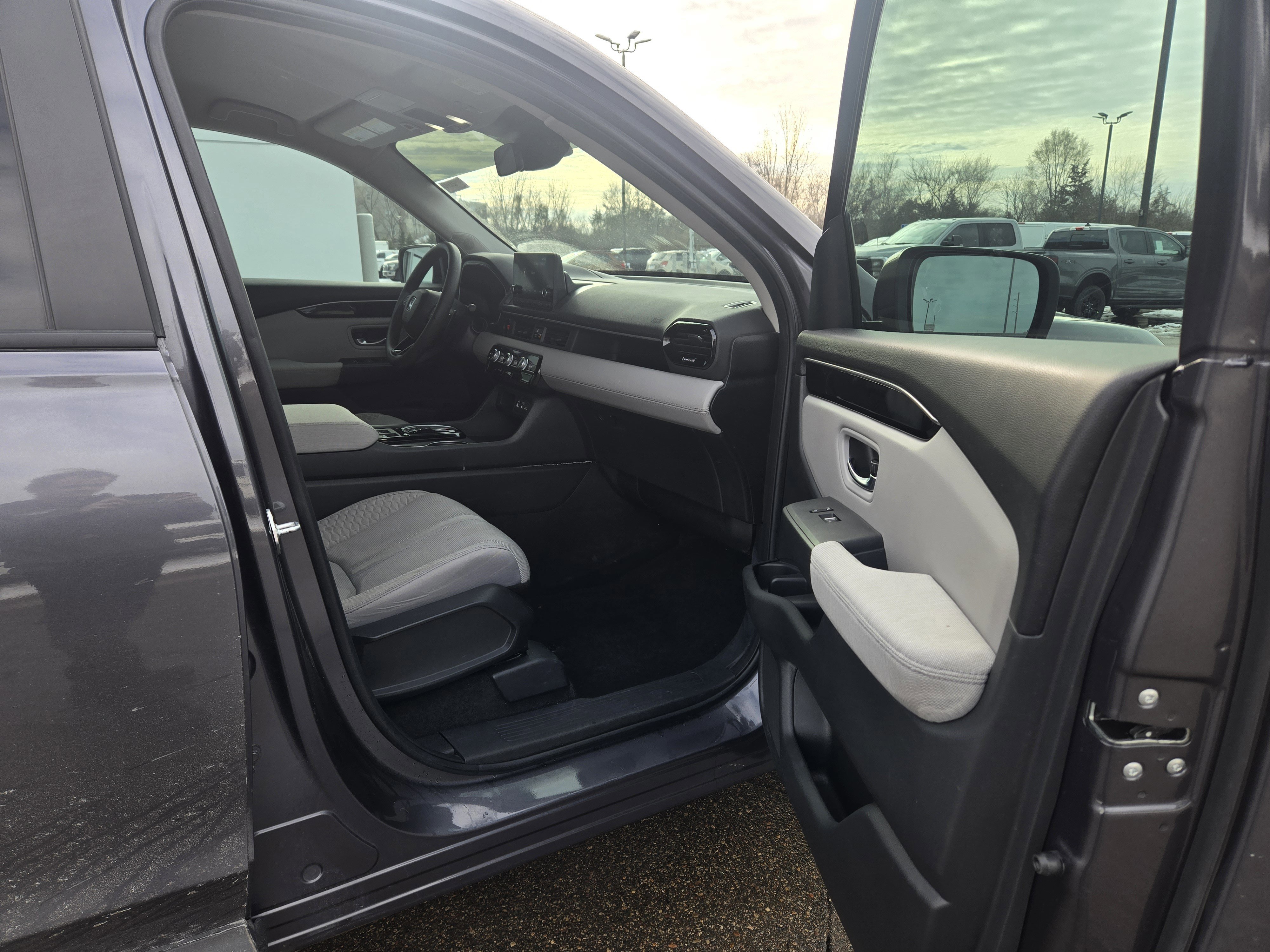 Used 2023 Honda Pilot LX image 19