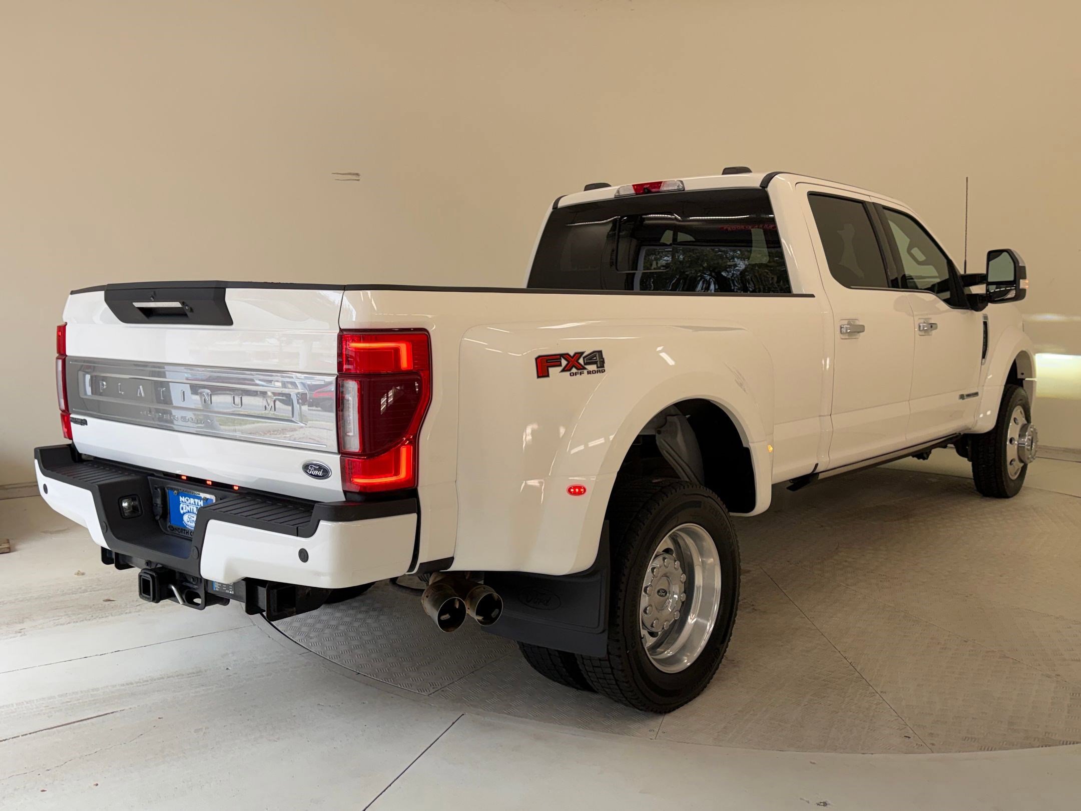 Certified 2022 Ford F450 Platinum w/ FX4 Off-Road Package image 5