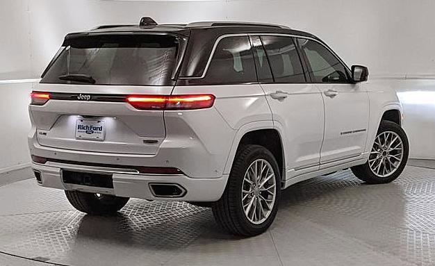 Used 2023 Jeep Grand Cherokee Summit image 3