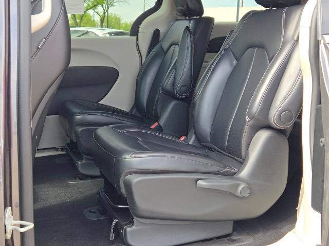 Used 2023 Chrysler Pacifica Touring-L FWD image 18
