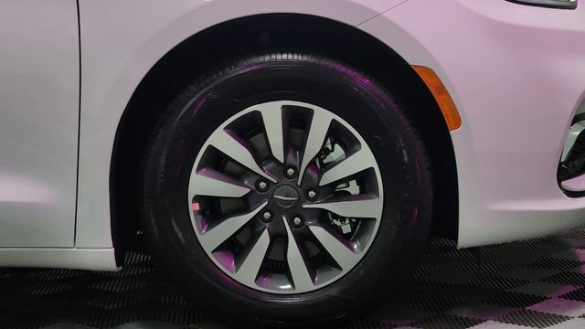 Used 2024 Chrysler Pacifica Select image 23