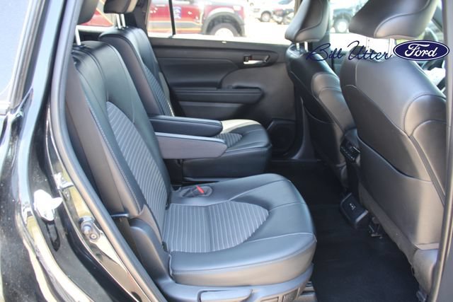 Used 2022 Toyota Highlander XSE FWD image 13