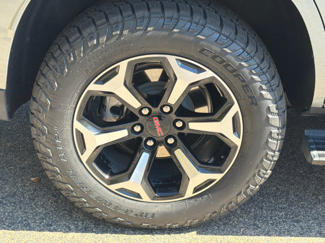 Used 2025 GMC Yukon AT4 w/ AT4 Premium Package AWD/4WD image 19