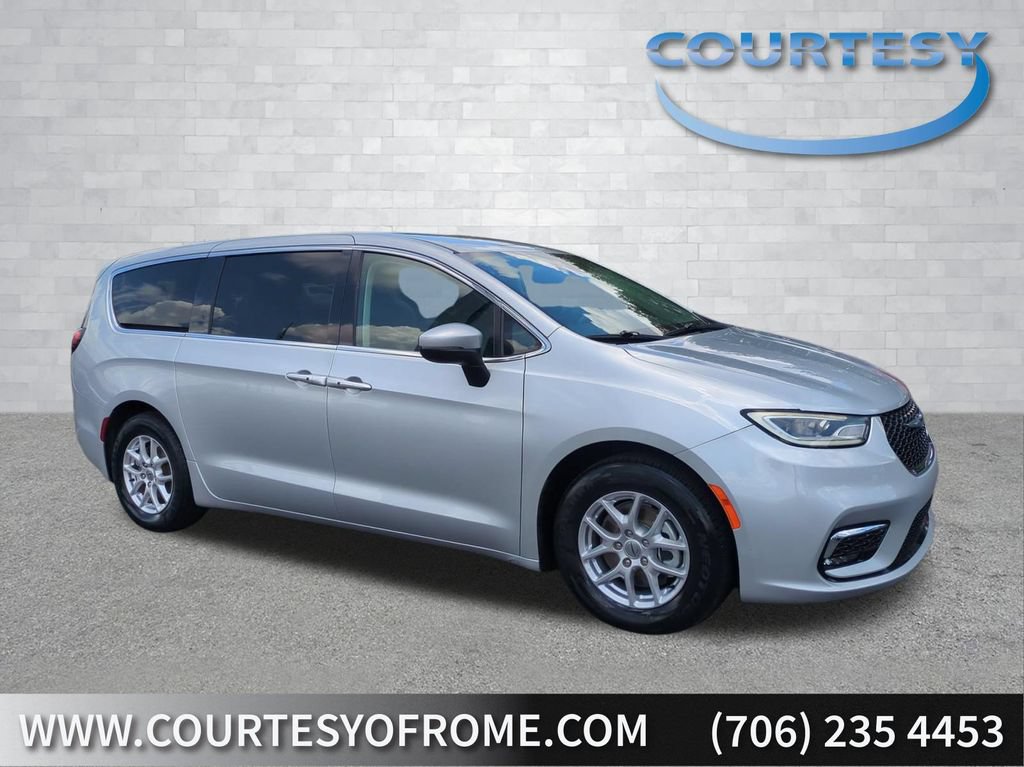 Used 2023 Chrysler Pacifica Touring-L FWD image 1