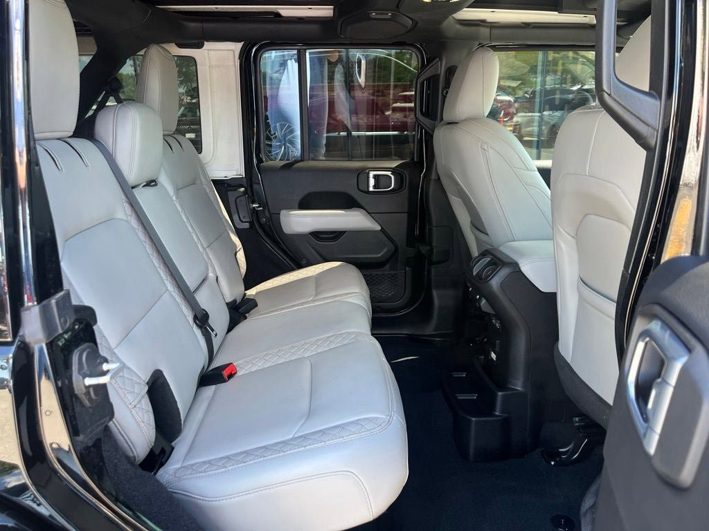 Used 2023 Jeep Wrangler Unlimited Sahara AWD/4WD image 20