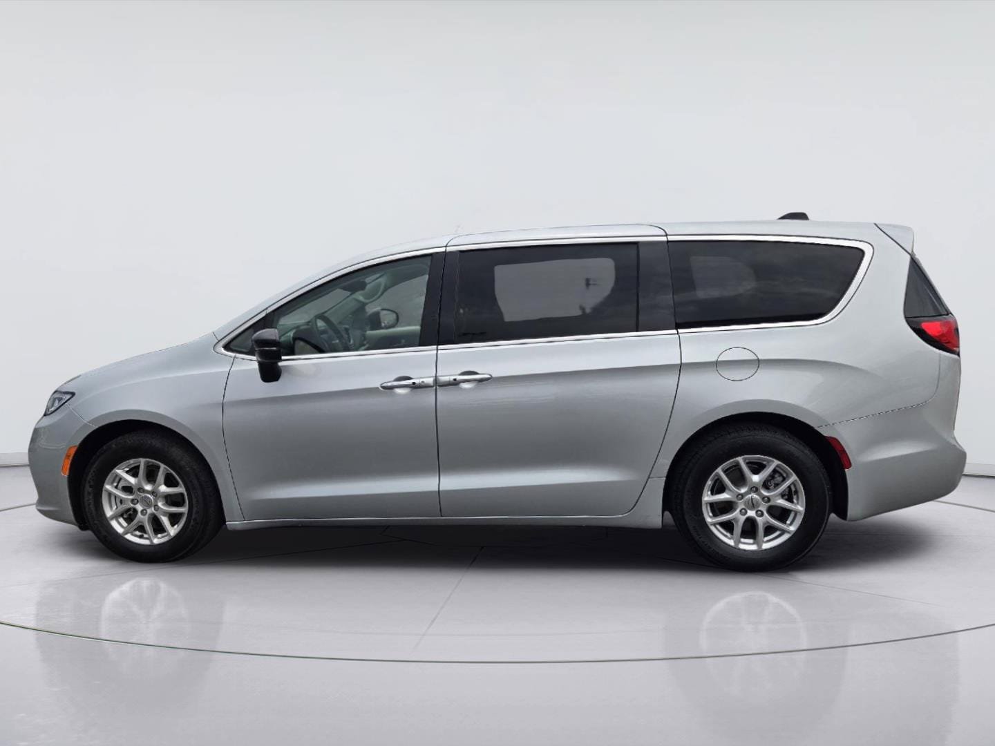Used 2024 Chrysler Pacifica Touring-L FWD image 3