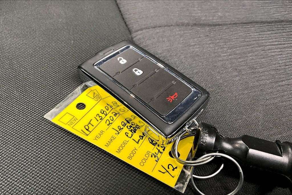 Used 2025 Jeep Grand Cherokee Laredo X AWD/4WD image 11