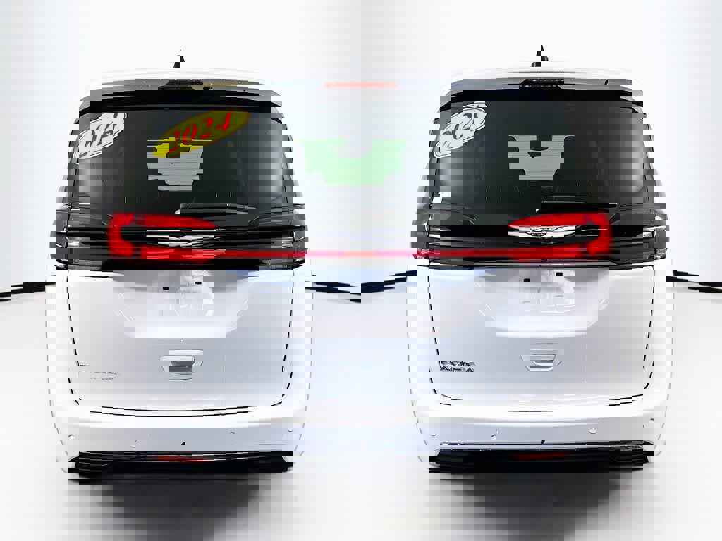 Used 2024 Chrysler Pacifica Touring-L image 4