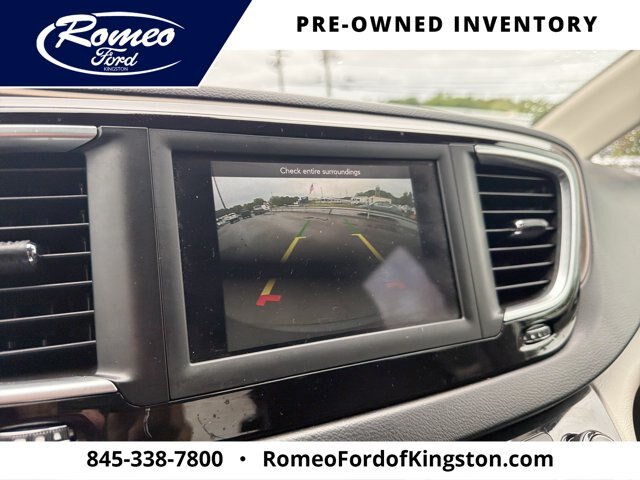 Used 2018 Chrysler Pacifica Touring-L FWD image 19
